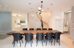 רון וילאג בוטיק 24