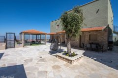 אחוזת האלונים 44